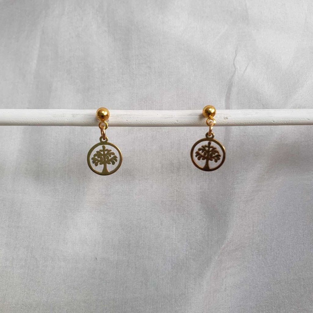 Oorbel met gouden bedel